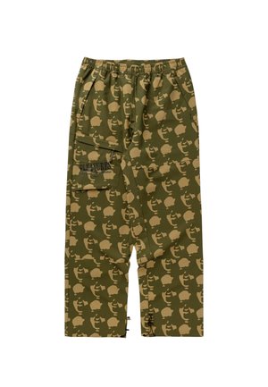 Olijfgroene broeken met camouflagepatroon en tan accenten, voorzien van een elastische tailleband, zijzak en verstelbare onderkant met koordjes.