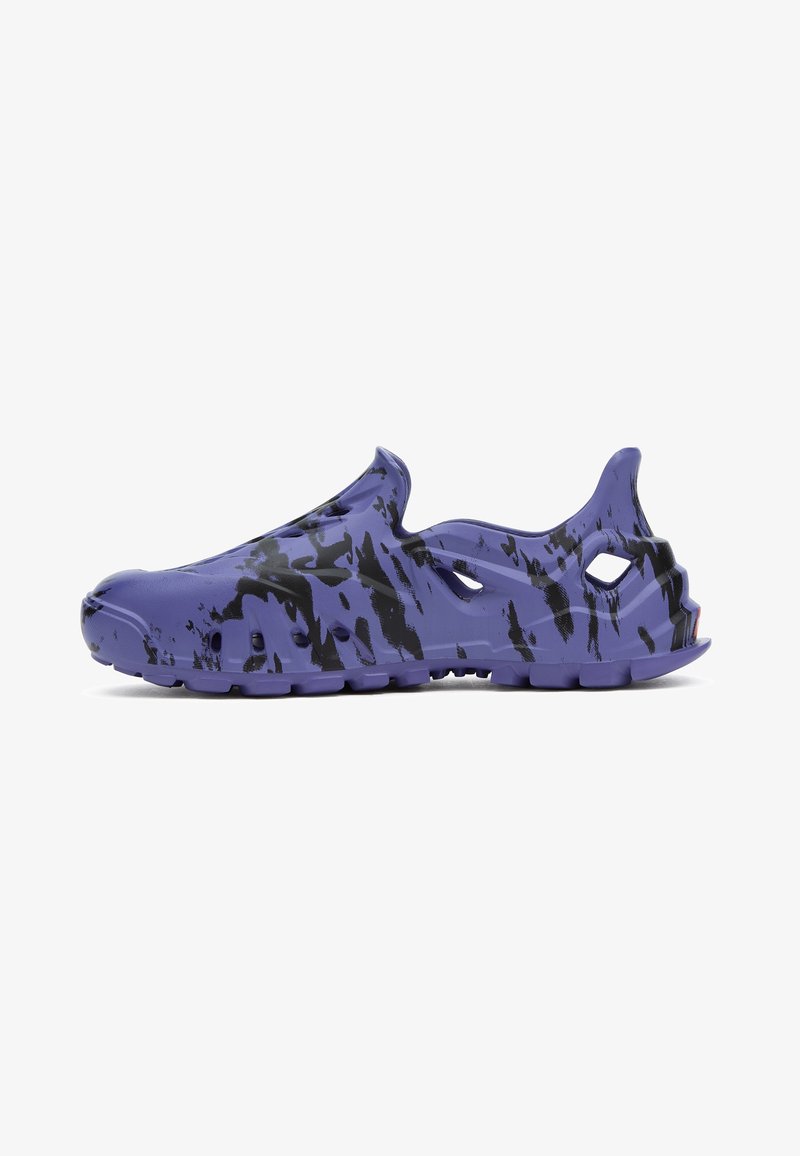 Chaussure violette à enfiler avec des stries noires abstraites, talon ouvert, trous de ventilation et semelle texturée pour l'adhérence et le confort.