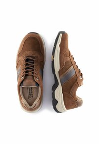 Braune Wildleder-Sneaker mit grauen Akzenten, strukturiertem Obermaterial und einer leichten cremefarbenen Sohle. Mit abgerundetem Zehenbereich und Schnürverschluss.