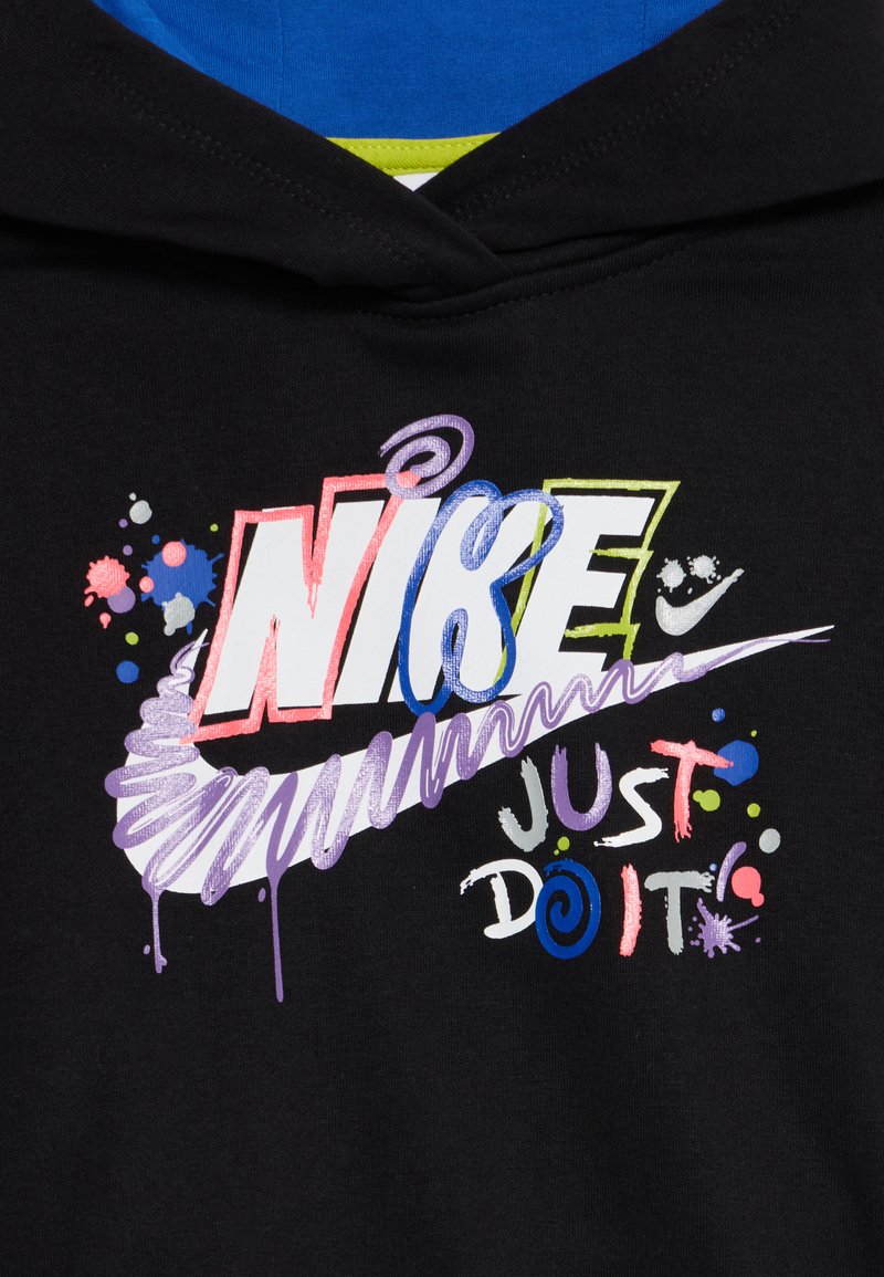 Felpa nera con cappuccio caratterizzata da una grafica colorata con "NIKE" e "JUST DO IT", accentuata da schizzi di dettagli in vernice nei toni del rosa, blu e viola.