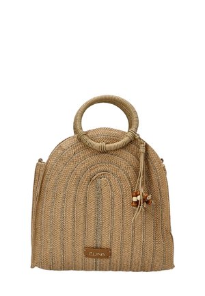 Bolso de paja tejido en beige con patrones de costura curvos, un asa circular en la parte superior y cuentas decorativas en un fleco. Presenta una placa con el logotipo de la marca.