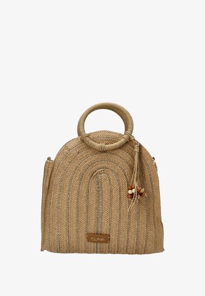 Bolso de paja tejido en beige con patrones de costura curvos, un asa circular en la parte superior y cuentas decorativas en un fleco. Presenta una placa con el logotipo de la marca.