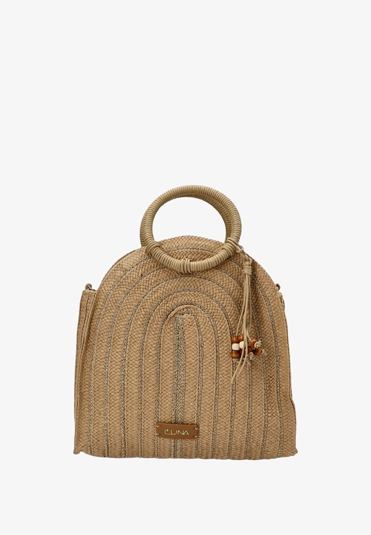 Bolso de paja tejido en beige con patrones de costura curvos, un asa circular en la parte superior y cuentas decorativas en un fleco. Presenta una placa con el logotipo de la marca.