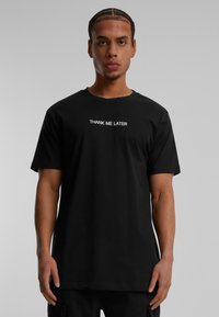 Mister Tee THANK ME LATER  - Apdrukāts T-krekls - black