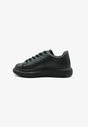 Basket noir en cuir lisse avec un bout rond, six oeillets, semelle noire épaisse et détails de couture minimalistes.