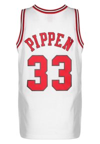 Maglia da basket bianca con accenti rossi. Caratterizzata da "PIPPEN" in bold rosso sopra il numero "33," cuciture a contrasto e tessuto perforato.