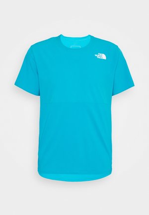 Hellblaues T-Shirt mit kurzen Ärmeln und Rundhalsausschnitt, mit weißem The North Face-Logo auf der oberen linken Brust.