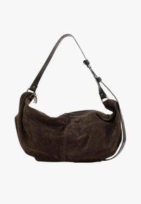 Borsa a tracolla in camoscio marrone con forma curva, tracolla regolabile e tasca con cerniera. Texture morbida distintiva e dettagli di cucitura sottili.