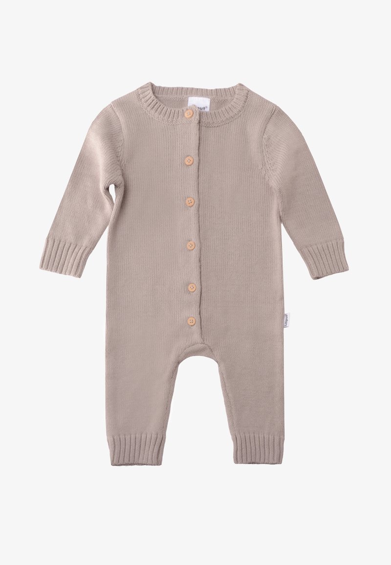 Grenouillère bébé beige tricotée avec manches longues, poignets et encolure côtelés, et cinq boutons en bois sur le devant.