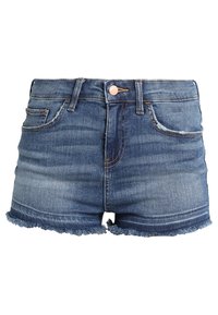 Jeansshorts i medelblått med fransad fåll, femfickorsdesign och framknäppning. Materialet verkar något blekt för texturens skull.