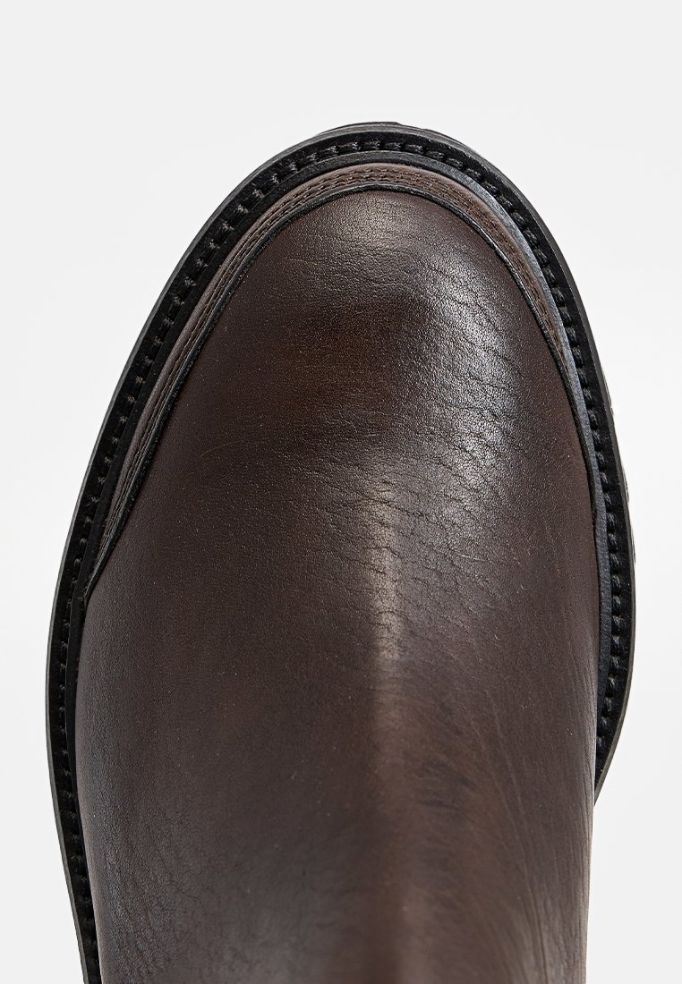 Braune Leder-Ankle-Boots mit einer leicht abgerundeten Zehenpartie, glatter Textur und schwarzen Nähten am Rand für zusätzliche Details.