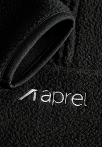Tissu en polaire noir avec une texture douce, présentant un logo brodé en blanc. Le design comprend un bord noir lisse tout autour.