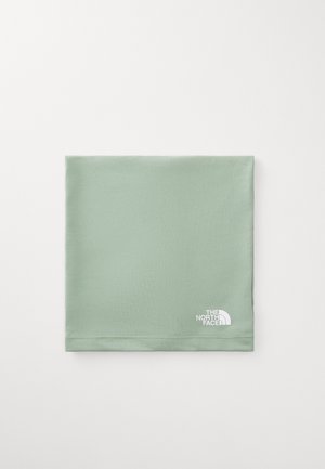 Groene nekwarmer gemaakt van zacht stof. Heeft een wit logo van The North Face in de rechterbenedenhoek. Smooth textuur, rechthoekige vorm.