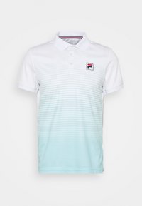 Polo blanc avec une moitié inférieure dégradée bleu aqua. Présente des rayures horizontales et un petit logo FILA sur le côté gauche de la poitrine. Manches courtes.