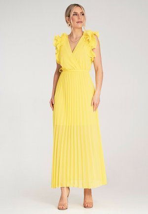 Gelbes plissiertes Maxikleid mit Rüschensäumen, Wickeldesign und passendem Gürtel. Durchscheinender Stoff und weiche Textur, mit einer fließenden Silhouette.
