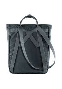 Zaino in nylon grigio con doppie maniglie e spalline regolabili; presenta una struttura trapuntata e un design delle cinghie a croce.