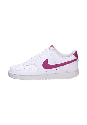 Białe trampki skórzane z purpurowym logo Nike, okrągły nos, perforowane detale oraz teksturowana gumowa podeszwa.