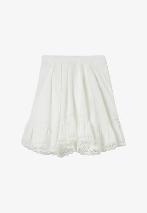 Gonna bianca plissettata con rifinitura in pizzo lungo l'orlo e un dettaglio di balze arricciate vicino al fondo.
