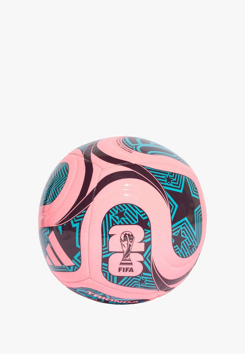 Ružová futbalová lopta s čiernymi a tyrkysovými geometrickými vzormi, obsahujúca logo FIFA a "20" na bielej časti, vyrobená z textúrovaného syntetického materiálu.