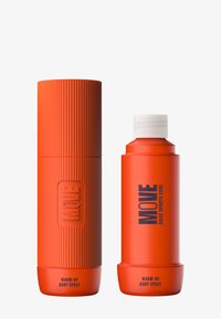 Oranje sprayfles voor het lichaam met geribbelde dop, gelabeld "MOVE WARM-UP BODY SPRAY" en "MOVE DAILY SPORTS CARE" in contrasterende zwarte tekst.