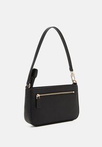 Musta teksturoitu käsilaukku, jossa on yksi hihna, vetoketjullinen etutasku ja kultasävyiset metalliosat. Suorakulmainen muoto pyöristettyine reunoineen.