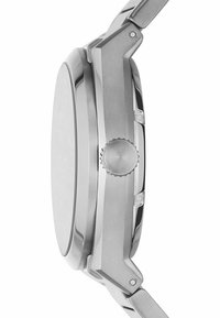 Edelstahlarmbanduhr mit rundem Gehäuse, glatter Oberfläche und strukturiertem Aufzug; dezent abgewinkelte Bandanstöße und integriertes Armband.