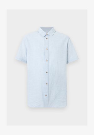 Chemise à manches courtes bleu clair avec col pointu et boutons marron, présentée sur un fond uni.