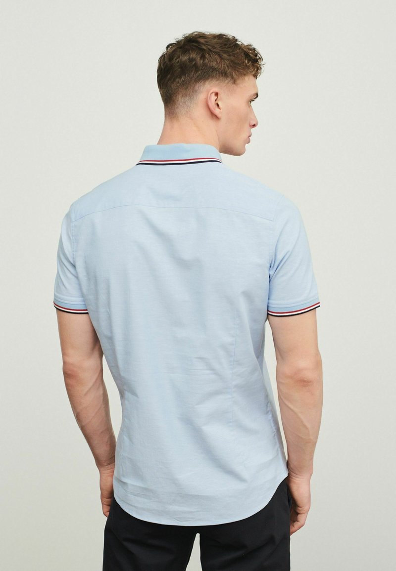 Herren Freizeithemden | Next OXFORD TIPPED COLLAR SHORT SLEEVE Hemd blue/blau - QW42778 Herren Freizeithemden | Next OXFORD TIPPED COLLAR SHORT SLEEVE Hemd blue/blau - QW42778