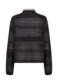 Svart långärmad topp med spetsdetaljer, som har horisontella ränder och en rund krage. Genomskinligt tyg med texturerade accenter och designmönster.