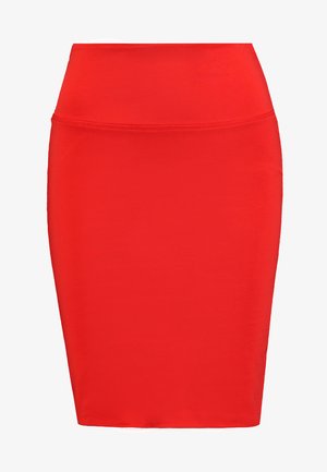 Crvena prilagođena midi suknja izrađena od rastezljivog materijala. Ima visoki struk i glatku teksturu bez vidljivih uzoraka ili detalja od metalnih dijelova.