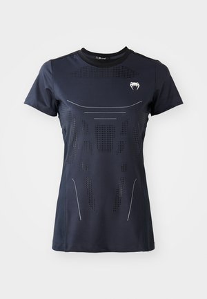 Tumesinine spordisärk, mis on valmistatud venivast kangast, perforatsioonide ja slim-fit disainiga, kaelaosas kontrastse logoga.