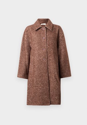 Brązowy płaszcz z mieszanki wełny z subtelnym diagonalnym wzorem, zapięcie na guziki, kołnierz oraz przednie kieszenie z detalami w postaci guzików.
