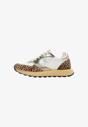 Zapatillas con una parte superior de cuero blanco, acentos metálicos dorados y una punta de ante con estampado de leopardo; suela de goma con un agarre texturizado.