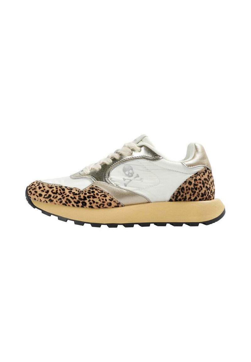 Zapatillas con una parte superior de cuero blanco, acentos metálicos dorados y una punta de ante con estampado de leopardo; suela de goma con un agarre texturizado.