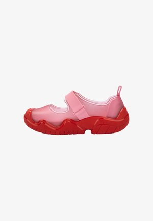 Scarpa da bambino rosa e rossa con design flessibile, parte superiore in rete, cinturino regolabile e suola in gomma testurizzata per una buona aderenza.