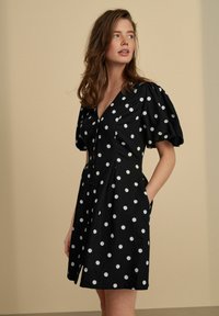 Next V-NECK PUFF SLEEVE MINI  - Košilové šaty - black spot