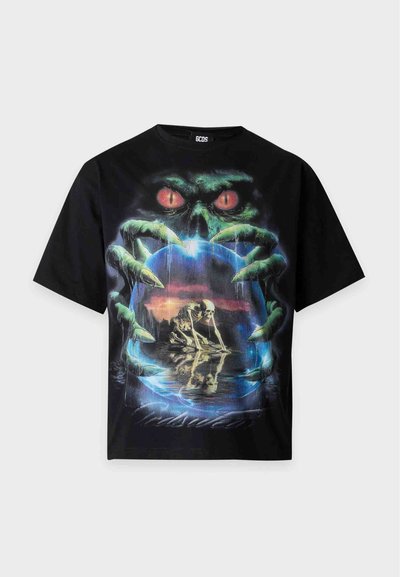 Μαύρο T-shirt με γραφικό μεγάλων πράσινων ματιών τέρατος και νύχια που κρατούν μια λαμπερή σφαίρα, στην οποία αντανακλάται ένα σκελετός που σέρνεται κατά το ηλιοβασίλεμα.