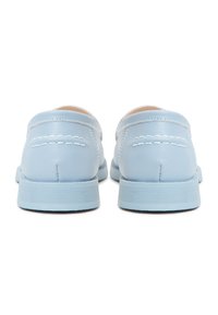 Lichtblauwe leren schoenen met een zachte textuur, ronde vorm en contrasterende witte stikdetails op de achterkant en zijkanten. Plat rubberen zool.