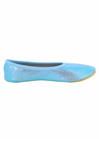 Glanzende blauwe balletschoenen met een ronde neus en een zachte bovenkant, met een gladde textuur en een gele rubberen zool.