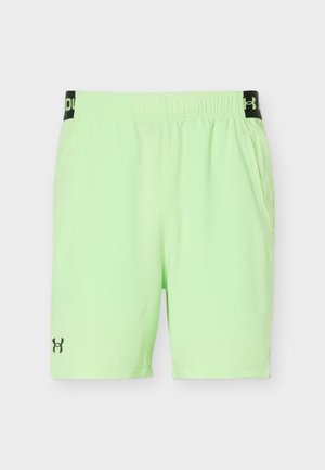 Pantalones cortos deportivos de color verde claro con cinturilla elástica con bandas negras con el logo y el logo de Under Armour en la pierna izquierda.