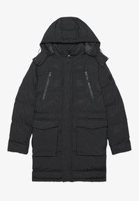 Chaqueta acolchada negra con capucha, que cuenta con dos bolsillos en el pecho con cremallera, dos grandes bolsillos frontales y una textura suave y ligeramente brillante.