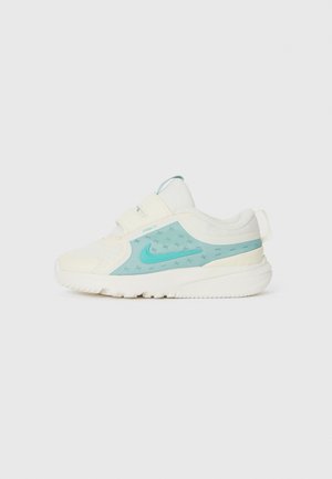 Białe trampki z jasnoniebieską siateczkową wstawką z małymi gwiazdkami. Rzep, teksturowana podeszwa i zaokrąglony czubek z amortyzowanym tyłem.