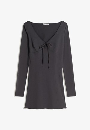 Sivi dukserica dugih rukava s V-izrezom i detaljem vezanja sprijeda. Tkanina ima glatku teksturu s prilagođenim krojem i šavnim naglascima.