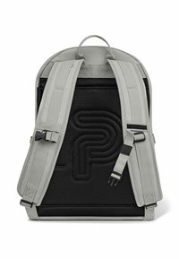 Zaino in tessuto grigio con un pannello posteriore nero testurizzato che presenta un design del logo in rilievo. Visibili le cinghie regolabili, il manico superiore e la tasca con zip.
