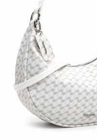 Witte halvemaanvormige tas met lichtgrijs geometrisch patroon, voorzien van een zilveren rits en een afneembare tag, met een witte strap.
