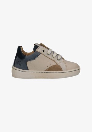 Lage casual sneaker met beige, bruine en marineblauwe leren panelen, witte veters en een dikke witte zool met zichtbare stiksels.