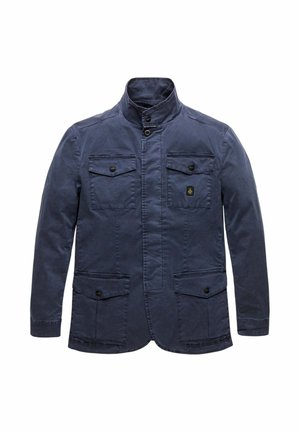 Giacca da uomo blu navy con collo alto, chiusura frontale con bottoni, quattro tasche con patta e bottoni, e una piccola toppa con logo sulla tasca del petto.