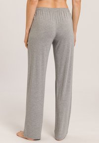 Grijze sweatpants van een zachte, lichte stof, met een elastische tailleband en een relaxte pasvorm. De pijpen zijn recht en eenvoudig.