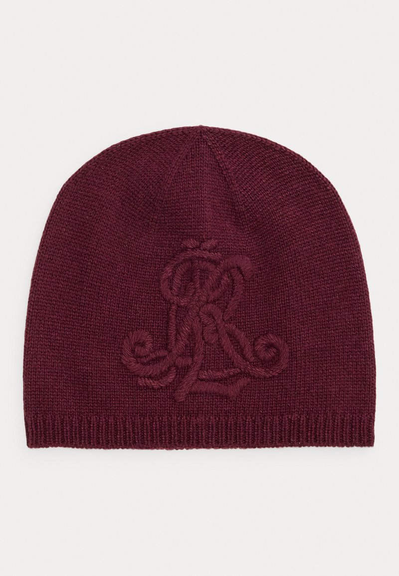 Burgundijas adīta cepure ar reljefu logotipu. Gluda tekstūra un pieguloša forma, kas piemērota vēsākam laikam.