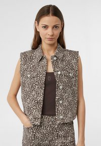 Braun-beige Leopard-Print ärmellose Weste mit Kragen, vorderen Knopfverschlüssen und zwei Brusttaschen. Glatte Stoffstruktur.